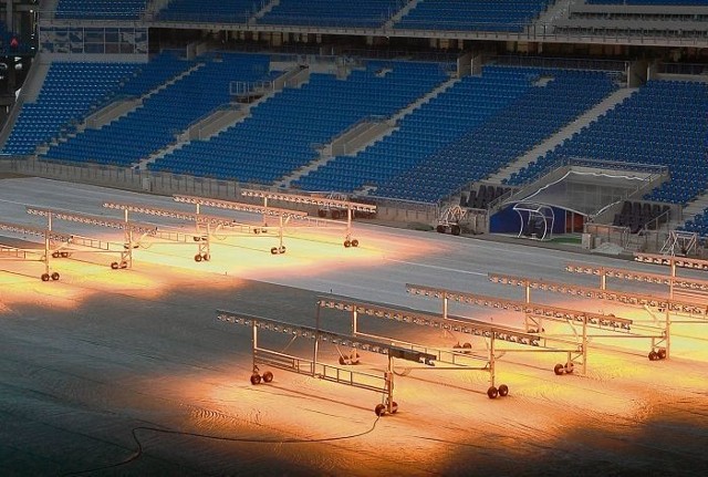 Obecnie nawierzchnia boiska przy ulicy Bułgarskiej została nakryta specjalną włókniną i jest dogrzewana lampami solarnymi