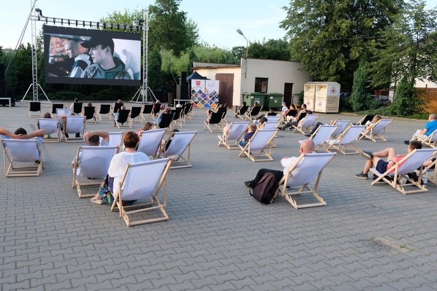 Letnie kino plenerowe w Sędziewjowicach ZDJĘCIA