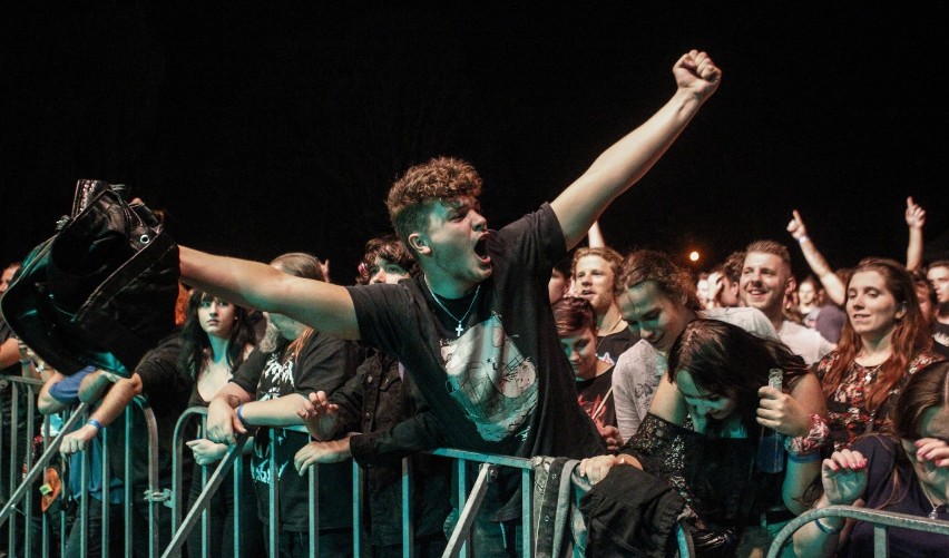 Rockowa Noc w Rzeszowie. Tłumy na koncercie w czasie pandemii. Popis dał zespół Hunter [ZDJĘCIA]