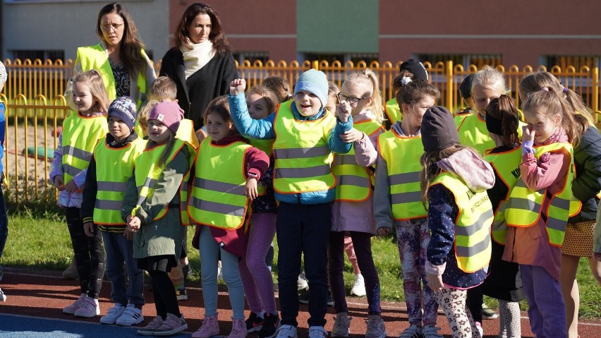 Akcja „Kościerzyna - Bezpieczne Miasto” w Szkole Podstawowej nr 6 w Kościerzynie. Pierwszoklasiści otrzymali kamizelki odblaskowe ZDJĘCIA