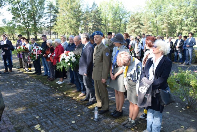 W poniedziałek na cmentarzu wojennym w Międzyrzeczu odsłonięto tablicę ku pamięci pochowanych tam żołnierzy Wojska Polskiego z kampanii wrześniowej.