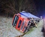 Lewin Kłodzki: samochód ciężarowy zjechał z drogi i wpadł do rowu 