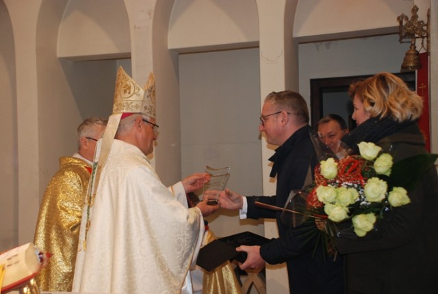 Biskup Marek Mendyk został uhonorowany tytułem „Zasłużony dla Miasta i Gminy Głuszyca”