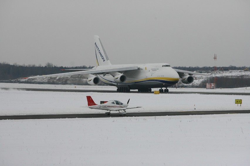 Rusłan An-124 na lotnisku w Łodzi