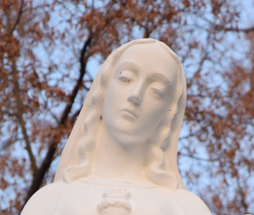 Malbork. Figura Matki Boskiej przy kościele św. Jana Chrzciciela odnowiona 