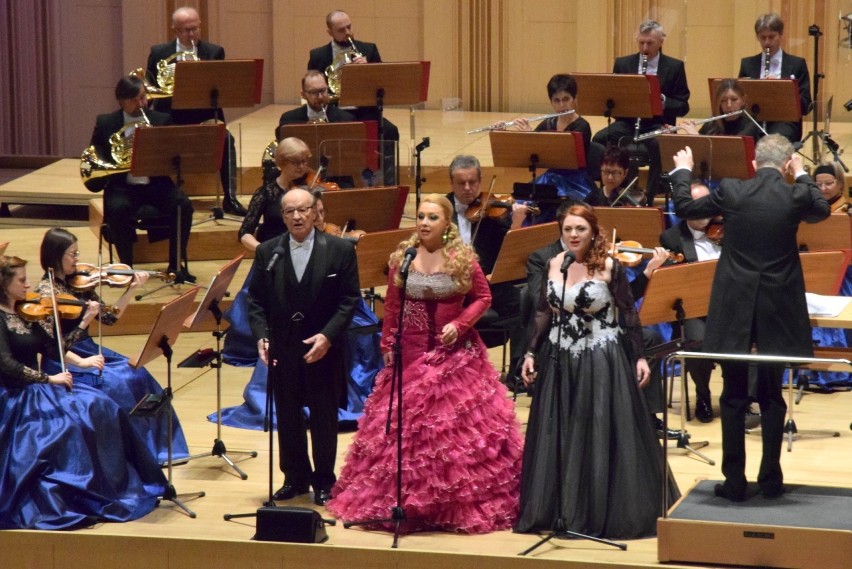 Sylwestrowy koncert w Filharmonii Świętokrzyskiej w Kielcach był ucztą dla melomanów. Wiesław Ochman zachwycił [ZDJĘCIA, WIDEO]