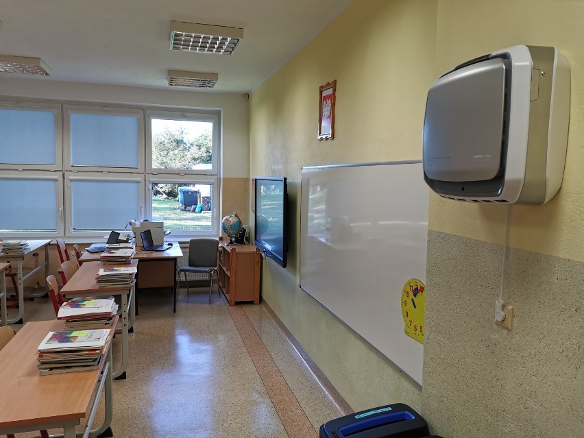 Dodatkowa ochrona przez koronawirusem i nie tylko - w Małej Szkole w Szopie zamontowano oczyszczacze powietrza