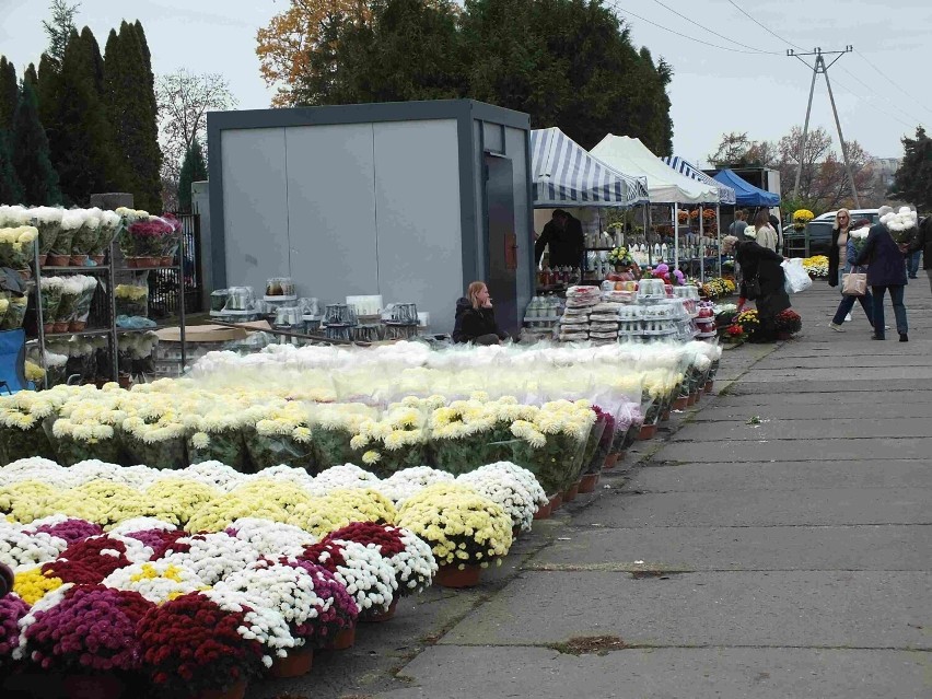 Wiele osób w weekend na starachowickich cmentarzach. Modlili się i sprzątali groby - zobacz zdjęcia