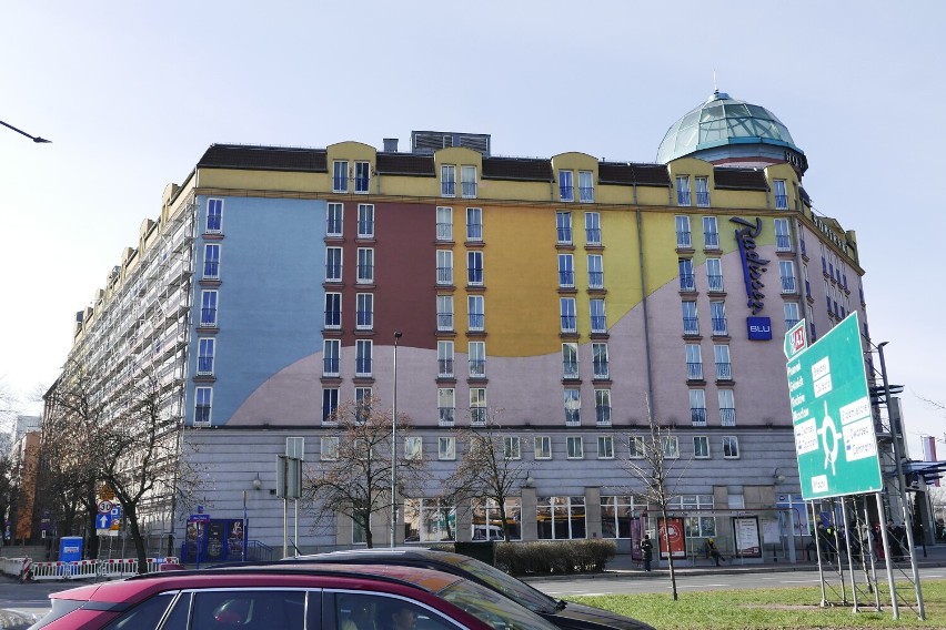 Hotel Sobieski zostanie przemalowany. Ruszyły pierwsze prace. Jak będzie wyglądać bryła budynku?