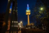 Kraków znowu zaświecił się dla Ukrainy. Podświetlono kładkę im. o. Bernatka oraz wieżę telewizyjną na Krzemionkach [ZDJĘCIA]