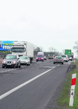 GDDKiA &quot;rozwiązała&quot; problem podziurawionej drogi - wprowadziła ograniczenie prędkości do 50 km/h