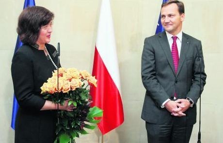 Ambasador Joanna Wronecka odebrała kwiaty i gratulacje do ministra Radosława Sikorskiego