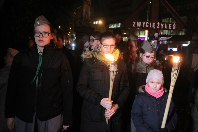 W piątek ulicami Rzeszowa przeszedł XV Marsz za Życiem. 

Kościół Katolicki wspominał w piątek śmierć dzieci betlejemskich, zamordowanych z rozkazu Heroda. Rzeszowski marsz rozpoczął się przed pomnikiem Dzieci Nienarodzonych na Starym Cmentarzu. Następnie jego uczestnicy przeszli do bazyliki ojców Bernardynów, gdzie odprawiona została msza św.

Zobacz także: "Krytykował rzeczywistość społeczną i kościelną, a także sam był krytykowany". Hierarchowie wspominają bp. Tadeusza Pieronka
