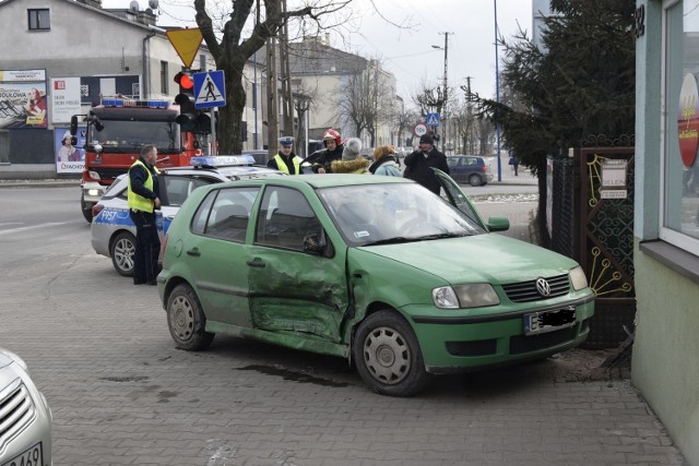 Na skrzyżowaniu ulicy Batorego z aleją Niepodległości zderzyły się dwa samochody osobowe: honda i volkswagen polo. Policja bada okoliczności zdarzenia.