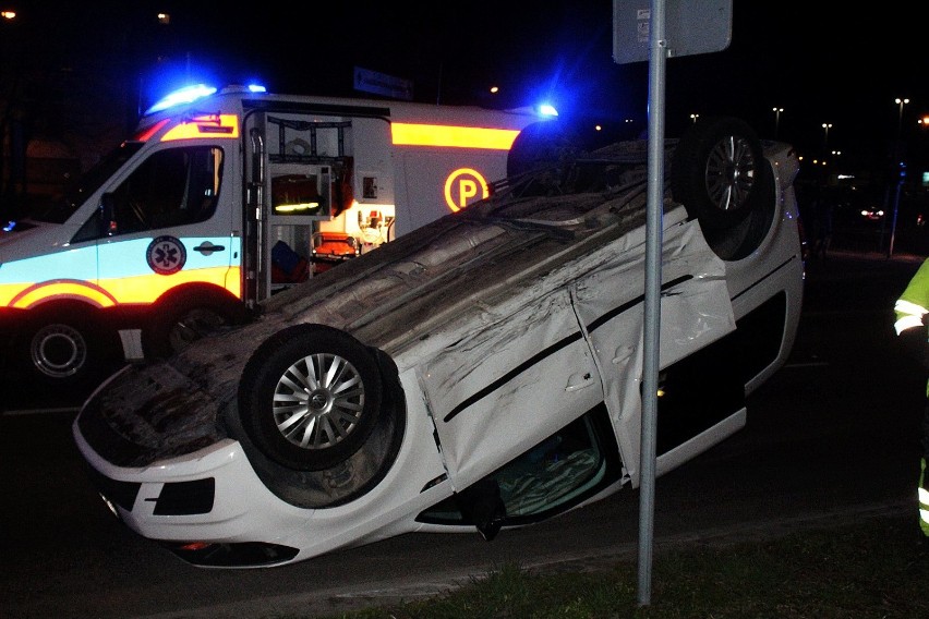 Wypadek na rondzie w Legnicy, dwie osoby ranne [ZDJĘCIA]