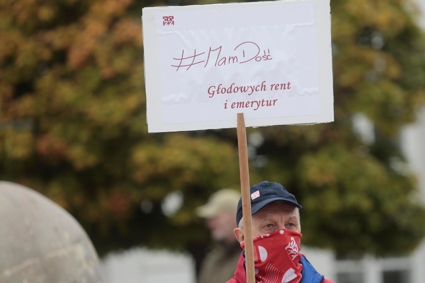 Najsłabsze emerytury w historii. Rośnie zagrożenie ubóstwem kobiet. Trzynastki i czternastki nie hamują fatalnego trendu