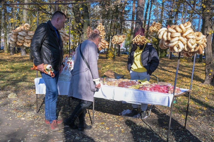 Obwarzanki, zapiekanki, słodycze można kupić przy cmentarzu w Grudziądzu we Wszystkich Świętych