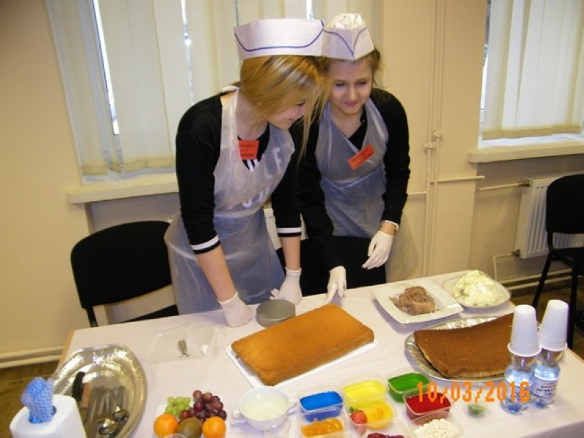 Żarki: gimnazjaliści stanęli w kulinarne szranki. Najlepsze gimnazjalistki z Żarek Letniska [FOTO]