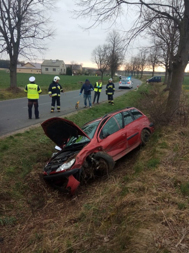 W Zieleniu w powiecie wąbrzeskim z nieznanych przyczyn 50-letnia mieszkanka powiatu golubsko-dobrzyńskiego wjechała wczoraj (12.04.) na zakręcie do przydrożnego rowu. Nie miała zapiętych pasów, uderzając peugeotem z samego rana tuż po g.6  w skarpę doznała obrażeń, została zatem przewieziona do szpitala.