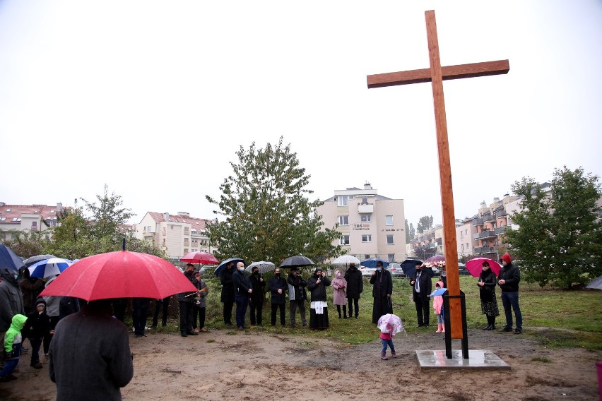 Arcybiskup Andrzej Dzięga poświęcił krzyż i plac pod budowę kościoła nad Rudzianką w Szczecinie 