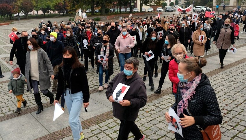 Drugi strajk kobiet w Człuchowie. Parafia św. Jakuba apeluje, by bronić kościoła, a wikariusz nazywa akcję sodomą i diabelskim rykiem