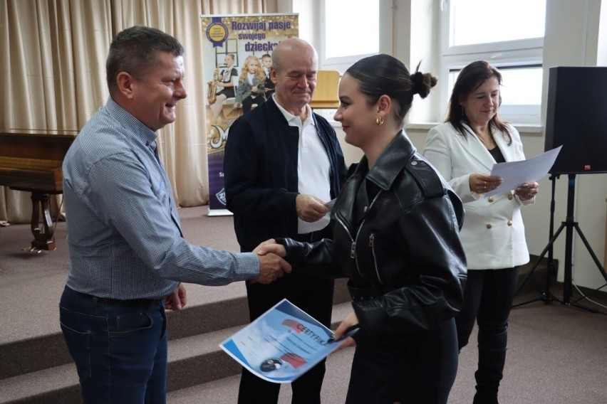 Uczniowie Szkół 72 Pułku Piechoty Zakładu Doskonalenia Zawodowego w Radomiu z certyfikatami skoczka spadochronowego