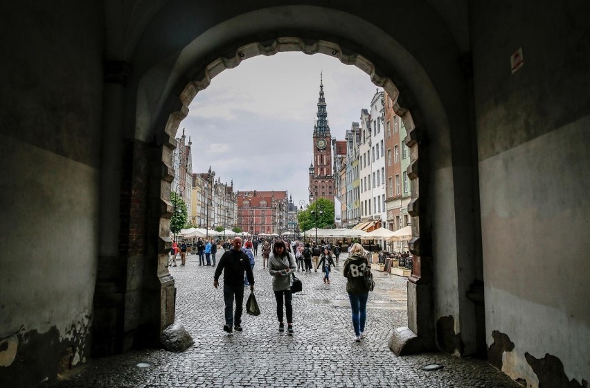 Obecną nawierzchnię ul. Długi Targ stanowią zarówno płyty...