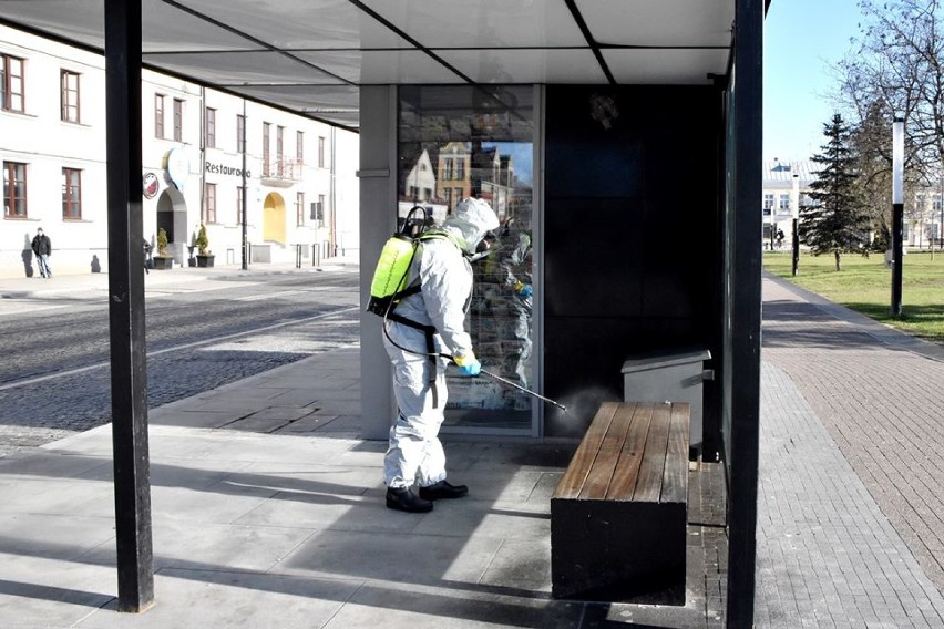 W Suwałkach pracownicy Ośrodka Sportu i Rekreacji dezynfekują przystanki autobusowe [Zdjęcia]