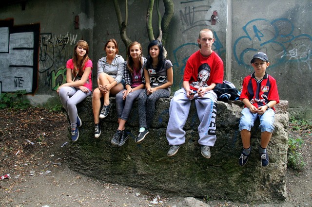 Od lewej: Żaneta, Justyna, Bożenka, Oliwia, Norbert i Hubert. Jeszcze rozmawiali o wakacjach, ale już zaczynali też o szkole.