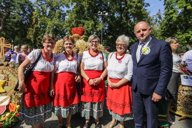 Panie z Brzozowa z marszałkiem województwa Piotrem Całbeckim