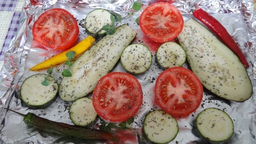 Poza mięsem, kiełbasą i rybami grilluj warzywa.