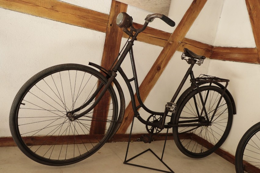Wystawa „Odjazdowa kolekcja rowerowa Dariusza Górznego” w Zagrodzie Krajeńskiej w Złotowie. Stary bicykl atrakcją wystawy.