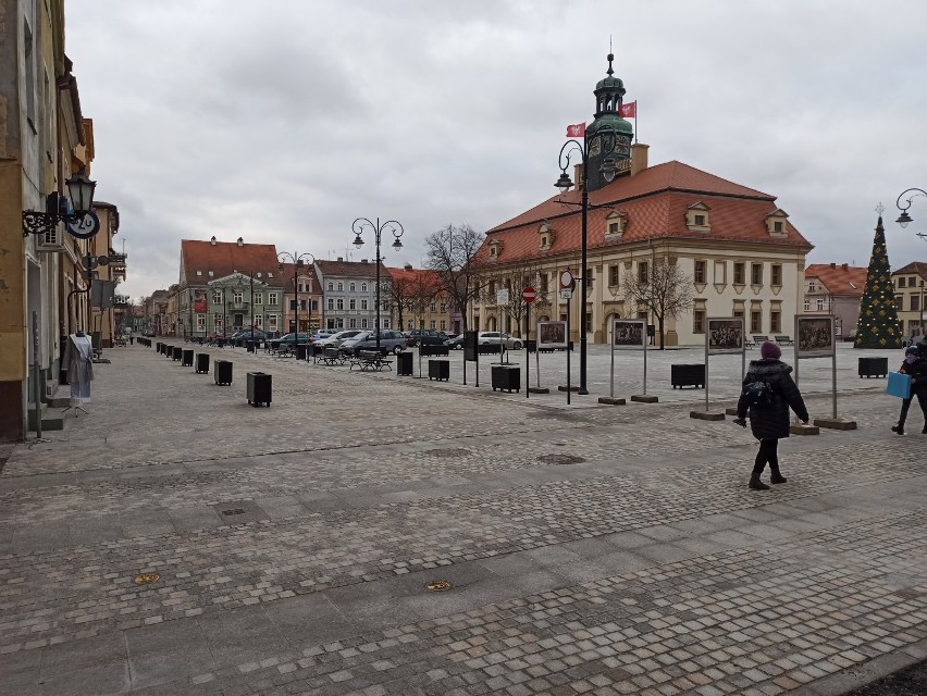 Rawicz. Donice odgradzają pas dla pieszych oraz rowerzystów i kierowców na rynku. Czy to zadowoli mieszkańców? [ZDJĘCIA]