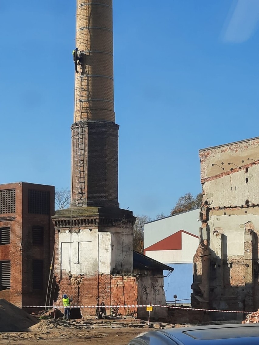 Wełna Żary. Dziesięć cegieł z komina trafiło do Żarskiego Domu Kultury na aukcję WOŚP