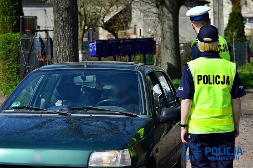 Policjanci nadzorują także prawidłowość poruszania się tych...