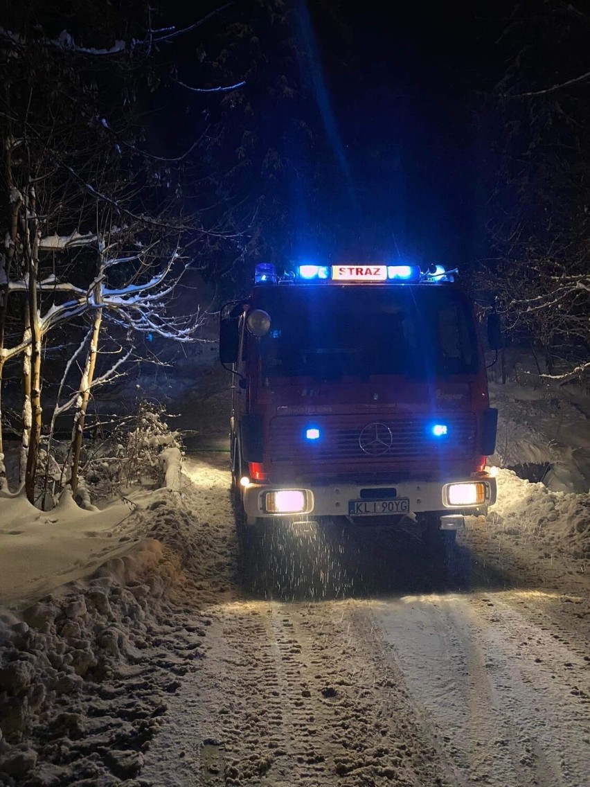 Wielki ogień w Porębie Wielkiej. Osiem straży pożarnych nocą ratowało dom w Gorcach