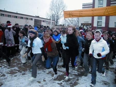 Temperatura nie zachęcała wczoraj do biegania. Na starcie stanęło jednak w sumie ponad 500 osób. Foto. M.WIŚNIEWSKI