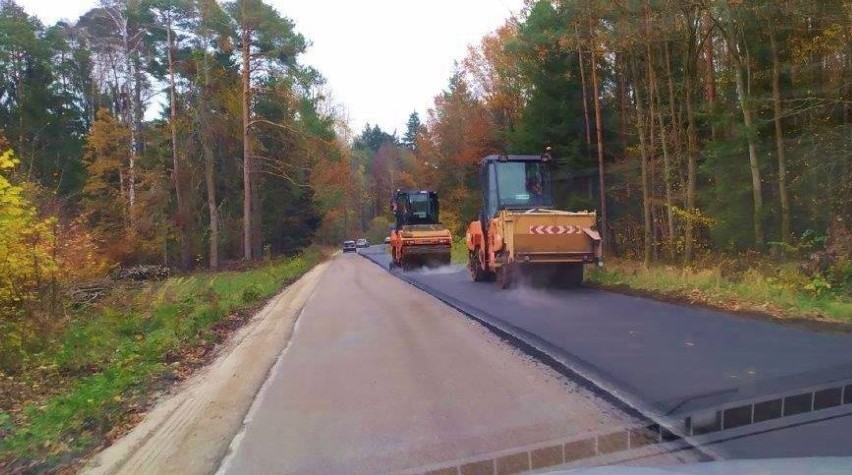 Prace przy układaniu nowego asfaltu na drodze ze Szczecinka...