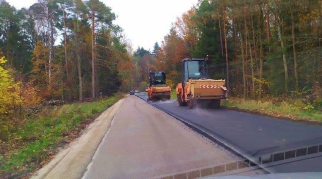 Prace przy układaniu nowego asfaltu na drodze ze Szczecinka do Żółtnicy