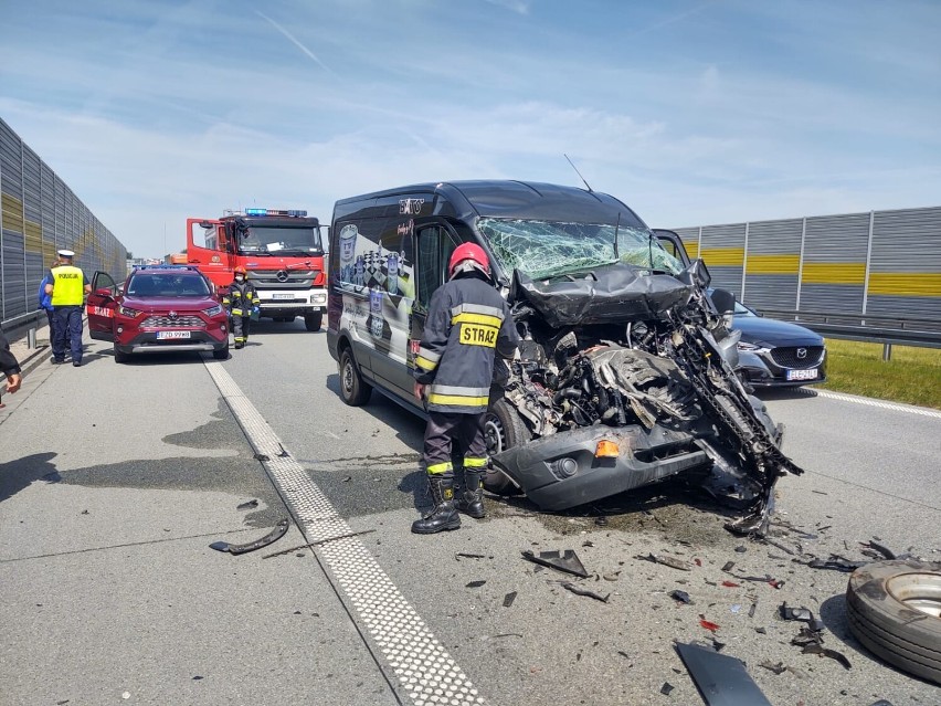 Wypadek na S8 między węzłami w Zduńskiej Woli. Zderzenie trzech pojazdów ZDJĘCIA