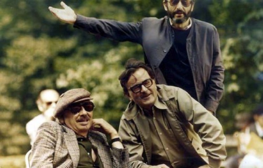 Jan Rybkowski (pierwszy z lewej) na planie serialu "Rodzina...