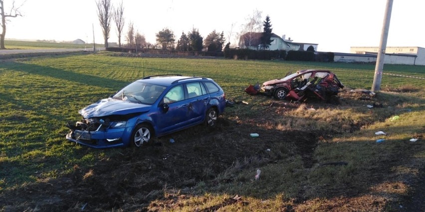 Tragedia na skrzyżowaniu w Grzywnie. Zginął 54-latek prowadzący peugeota