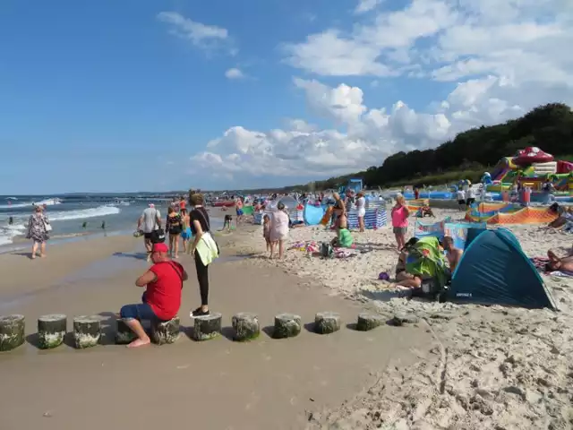 Pogoda przez ostatni tydzień nie rozpieszcza mieszkańców Ustki oraz turystów wypoczywających w kurorcie. Tymczasem jeszcze tydzień temu dni były słoneczne i upalne. Zobaczcie, jak to było!