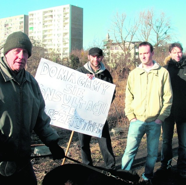 Mieszkańcy ul. Karlikowskiej i Okrzei nadal są przeciwni powstaniu budynków w tej okolicy.