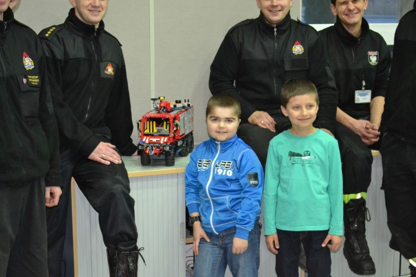 Kołobrzeg: Młodzi konstruktorzy LEGO z wizytą u strażaków...