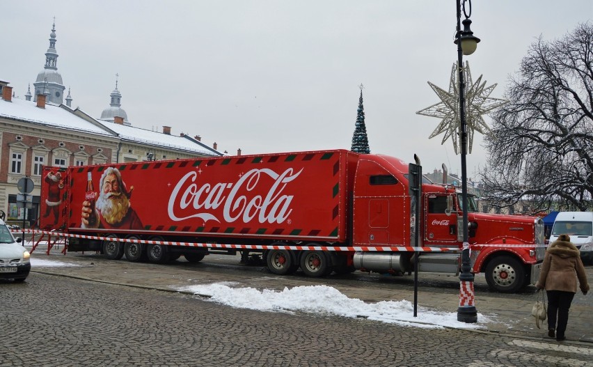 Nowy Sącz. Ciężarowka Coca Coli przyjechała na rynek. Trwają przygotowania do otwarcia[ZDJĘCIA]