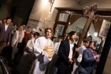 Wierni Kościołów wschodnich świętują Wielkanoc. W Krakowie odbyły się procesja i święcenie pokarmów [ZDJĘCIA]