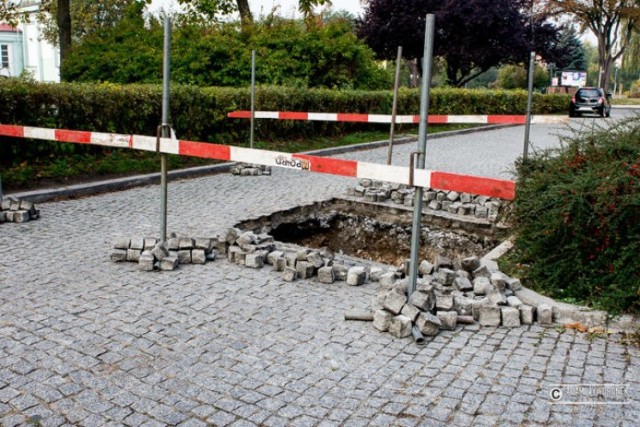 Przed parkingami ustawione są barierki.