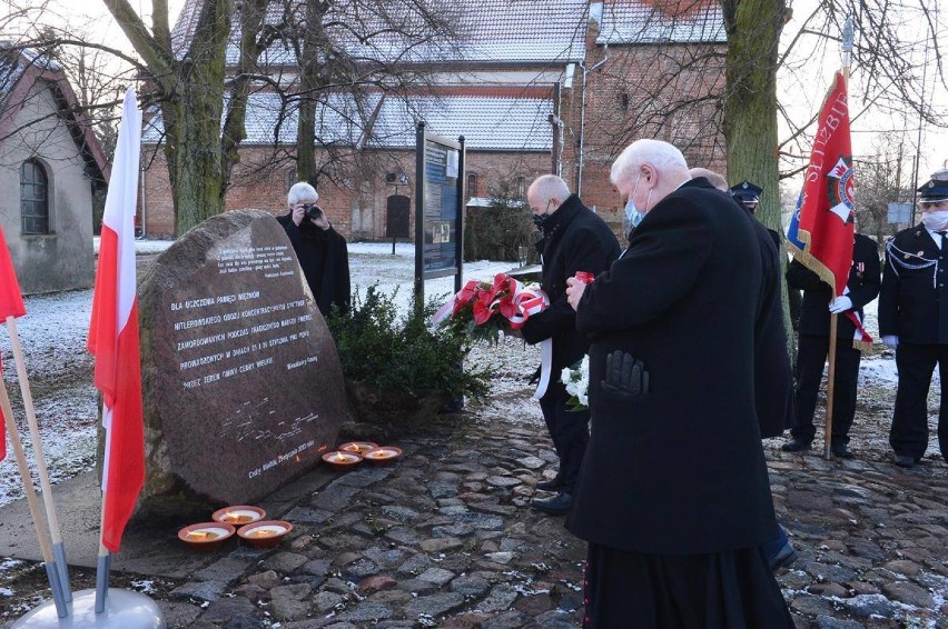 W Cedrach Wielkich upamiętnili ofiary Marszu Śmierci. Była msza i wieńce pod obeliskiem |ZDJĘCIA