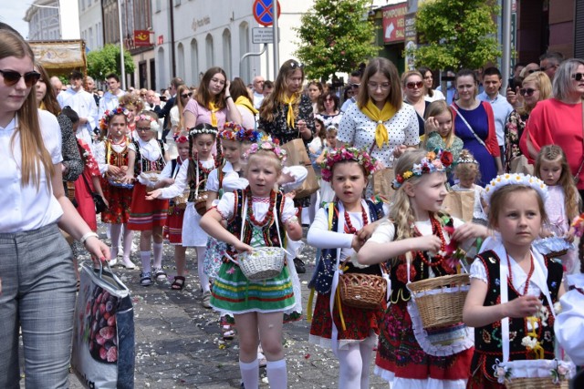 Podczas procesji w Nowym Tomyślu, dziewczynki sypały kwiatki.